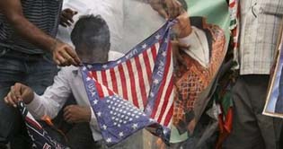 SRK fans protest against his detention at US airport 